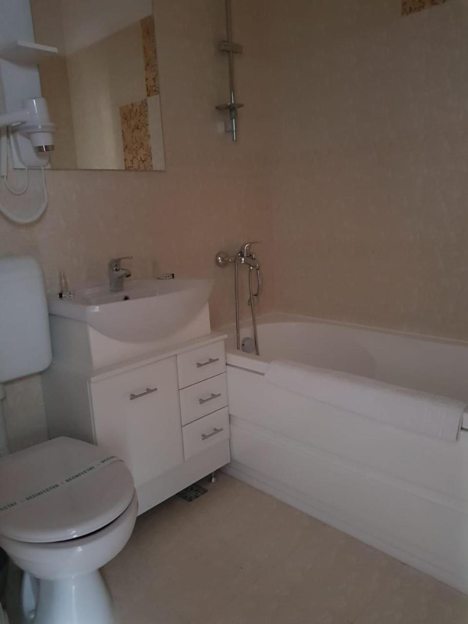 בוקרשט Nonna Mia Hotel מראה חיצוני תמונה